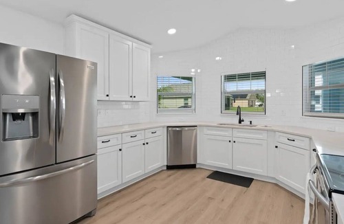 Inwood House | - HIDDEN GEM - Spacious, minimal and clean! Legoland + Disney