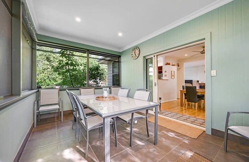 Orange House | Hideaway on March Fireside Garden Walk to CBD