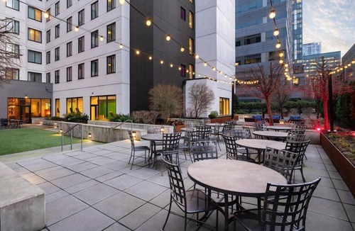 South Lake Union Apartment | High Floor | Full Kitchen | Seattle Downtown