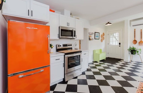 Kingston House | Historic 1920 Farmhouse - Beach & Nature vibes
