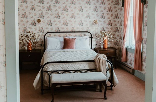 Hermann Bed & Breakfast | Historic District - Vintage Charm - Opal Suite