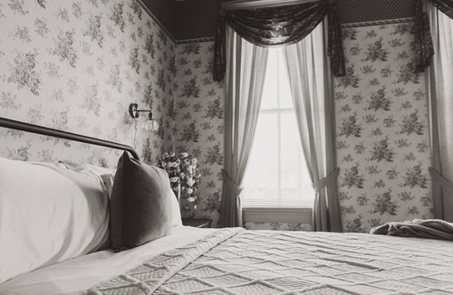 Hermann Bed & Breakfast | Historic District - Vintage Charm - Opal Suite