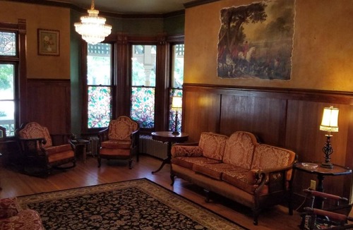 Sioux Falls Bed & Breakfast | Historic Victorian Inn Wine Suite