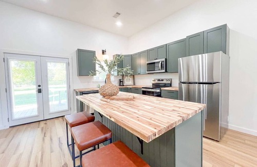 Mountain View Apartment | Homebase~ A Modern Apt close to Court Square