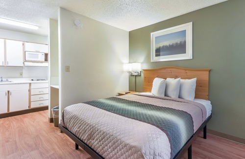 Far North Dallas Hotel | HomeTowne Studios By Red Roof Dallas - North Addison/Tollway