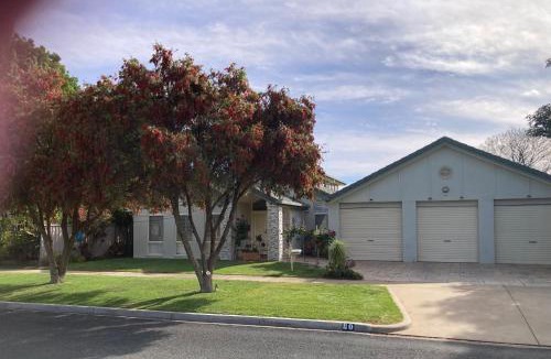 Swan Hill House | Hosts offer Single Bed accommodation to Suit Single Travellers
