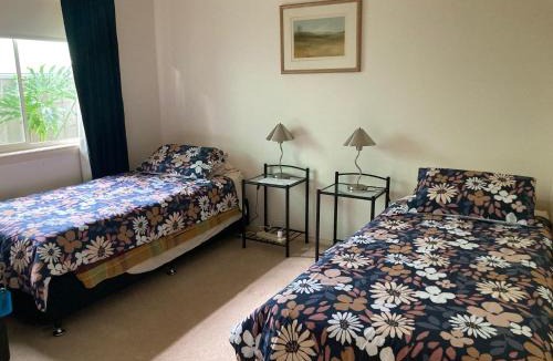Swan Hill House | Hosts offer Single Bed accommodation to Suit Single Travellers