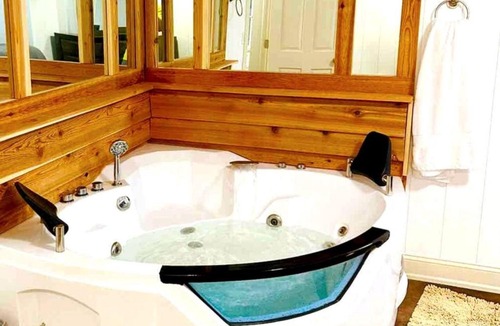 Moorhead Apartment | Hot Tub 5 beds