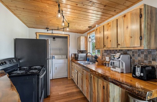 Custer Cabin | Hottub Hideaway: Firepit + Sauna + Views + Wildlife