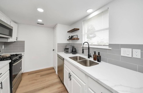 Northeast Houston House | Houston - Modern Comfort with Garage & Patio