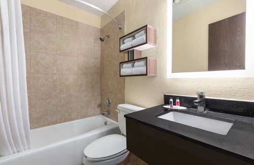 Waterloo Hotel | Howard Johnson by Wyndham Waterloo/Cedar Falls