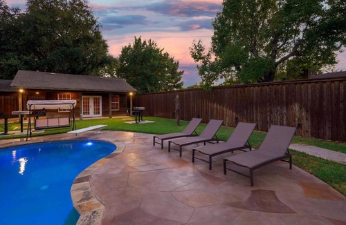 Irving House | Impressive 5BR 3B Home with Pool Game Room & Cinema Room