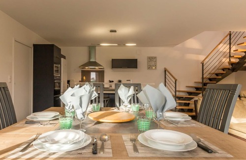 Saint-Vaast-la-Hougue Cottage | Independent house facing the sea with balcony and terrace