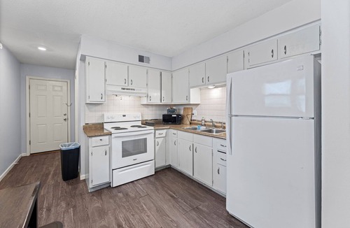 Independence Apartment | Independence 2BD Apartment With King Bed & Parking