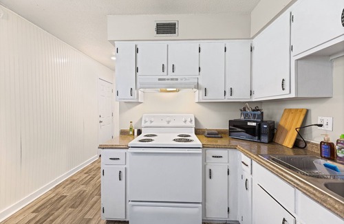 Independence Apartment | Independence 2BR Apartment Near GEHA Field