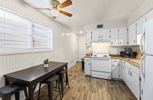 Independence Apartment | Independence 2BR Apartment Near GEHA Field