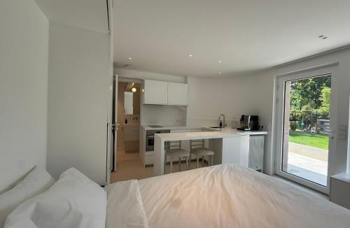 Le Pecq Apartment | Independent Studio - Murmures - Luxury Guest House St Germain en Laye