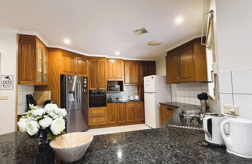 Turner House | Inner North Gem | King Room Near ANU and City Centre
