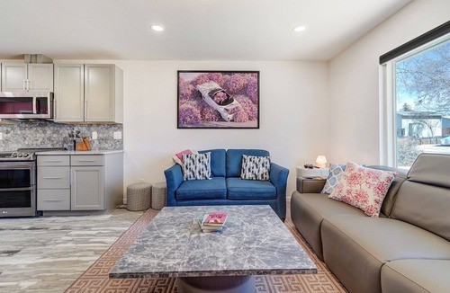 Cimarron Hills House | Interstellar Villa with 180° Mountain Range Views