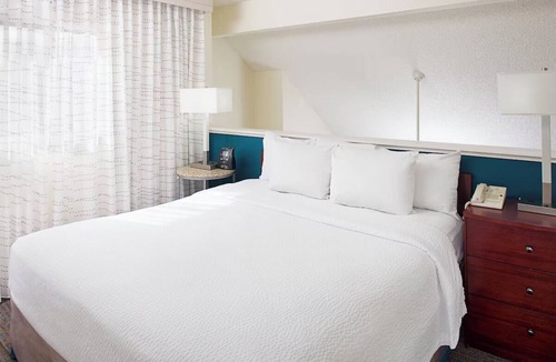 Ontario Hotel | Inviting Studio with Full Kitchen | Outdoor Pool Access