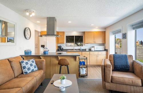Gig Harbor House | Inviting Waterfront Haven ~BBQ