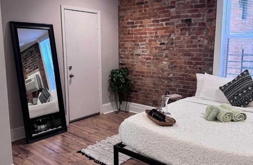 Short North Apartment | Jungle House Studio Suites - Short North & Convention Center