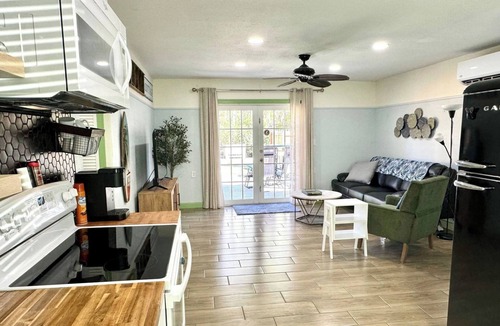 Crystal River House | Key Lime Cottage-Waterfront/pet-friendly/kayaks for 5/fire pit/poles/bikes