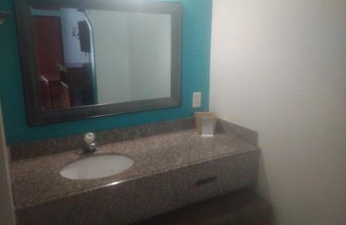 Livingston Apartment | King Bed Hotel Studio 108