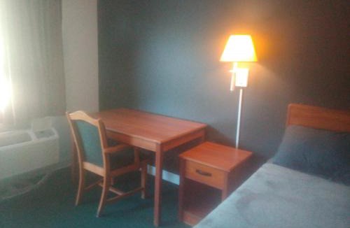 Livingston Apartment | King Bed Hotel Studio 108