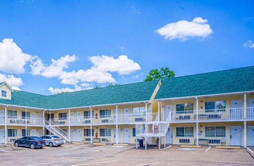 Eureka Springs Apartment | King Bed,Sofa,Kitchenette, Jetted Tub
