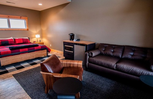 Maple Hill Hotel | King Cabin Room Buffalo