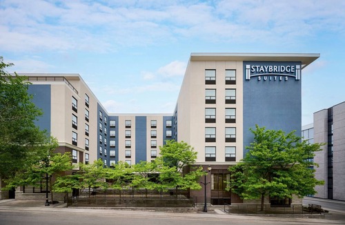 Strathcona Apartment | King Studio w/Full Kitchen | Free Breakfast