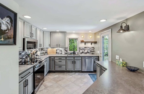 West Hartford House | Lake Pinneo, Golf View, Hot Tub - Tee Time Retreat