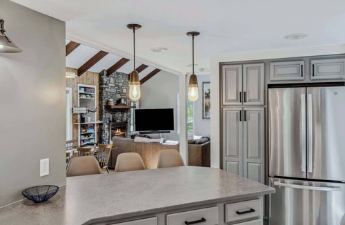 West Hartford House | Lake Pinneo, Golf View, Hot Tub - Tee Time Retreat