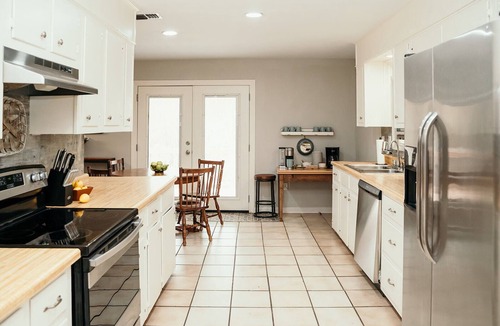 West Monroe House | Lakefront, Deck View, Grill, Fire pit, Fish from Backyard, Fully Stocked for you