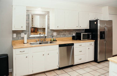 West Monroe House | Lakefront, Deck View, Grill, Fire pit, Fish from Backyard, Fully Stocked for you