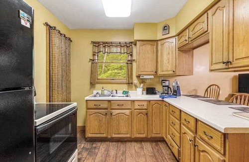Mercer House | Lakefront dog-friendly gem with private dock, wood stove, large deck & free WiFi