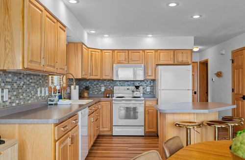 Winneconne House | Lakefront! Private Dock! Water toys! Sleeps 16!