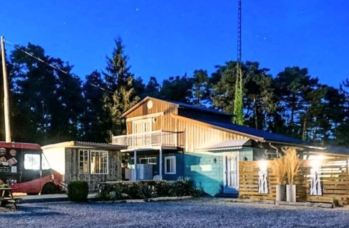 Lambton Shores Apartment | Lakeside Breeze, 7ppl Private Patio, walk to beach