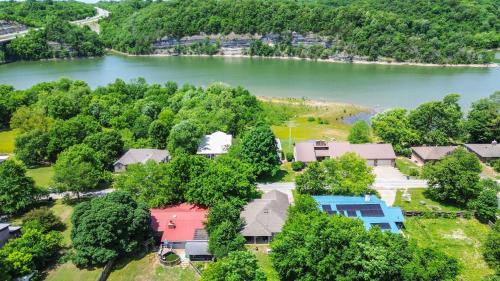 Springdale House | Lakeside Getaway - Next to Beaver Lake