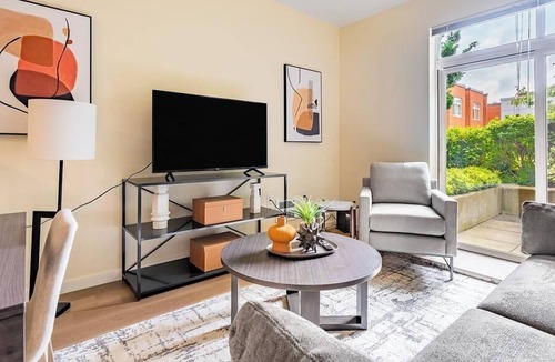 Everett Apartment | Landing at Library Place Apartments - Studio in Bayside