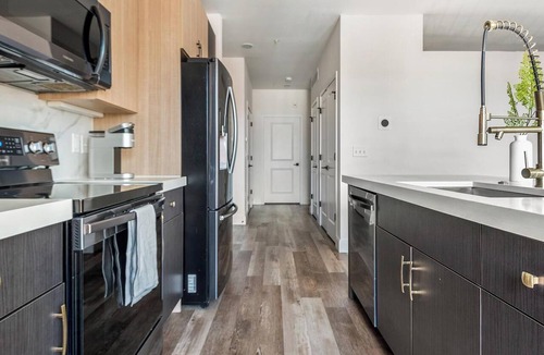 DeBaliviere Place Apartment | Landing | Beautiful 1BD, Gym, Yoga Studio