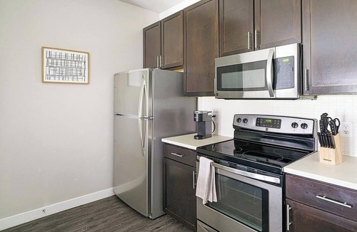 Katy Apartment | Landing | Chic 2BD, Gym, Pool