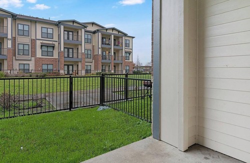 Katy Apartment | Landing | Chic 2BD, Gym, Pool