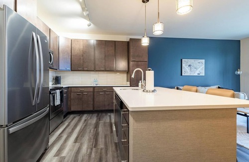 Milwaukee Apartment | Landing | Modern 1BD, Courtyard, Gym