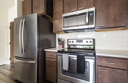 Milwaukee Apartment | Landing | Modern 1BD, Courtyard, Gym