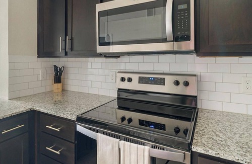 Conroe Apartment | Landing | Modern 1BD, Gym