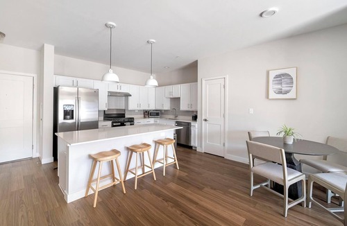 Willow Springs Apartment | Landing | Stunning 2BD, Gym, Pool