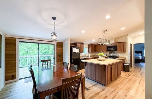 Cobden House | Large 3BR/4BA Cabin - Hot Tub, Private Deck & Minutes from Cedar Lake & Shawnee!