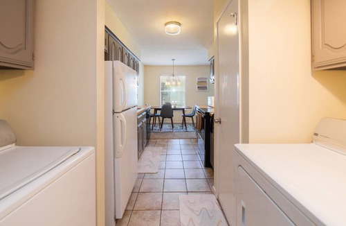 Lancaster House | Large, easy access single story 3 bed home, 15mins downtown Dallas